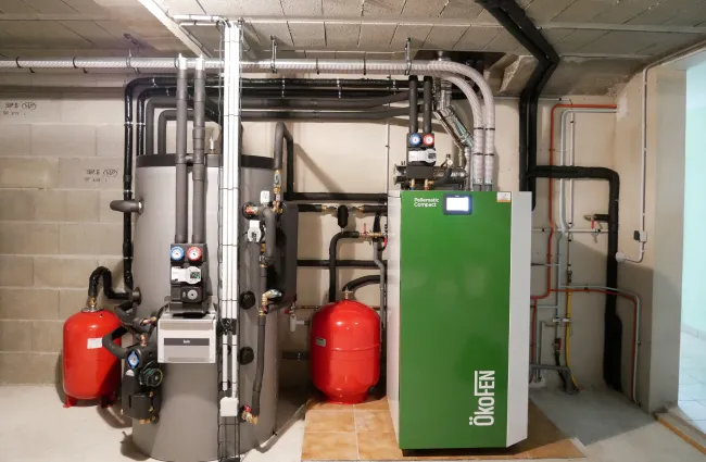 Chaufferie avec chaudière okofen verte et système solaire combiné