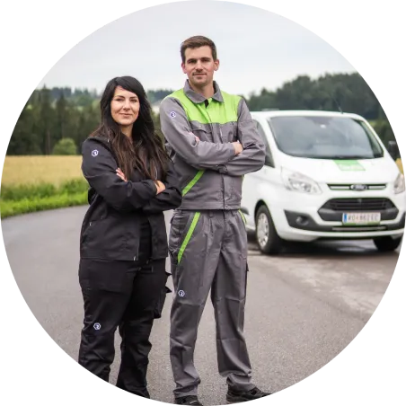 Assistance OkoFEN deux personnes avec camion