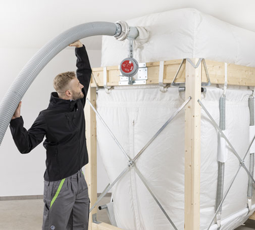 Livraison Granulés de bois (pellets) par camion souffleur avec aspirateur  de poussières sur silo bâti à Astaffort - 47 Lot et Garonne - Installation  Okofen - Lot et Garonne (47) à Astaffort