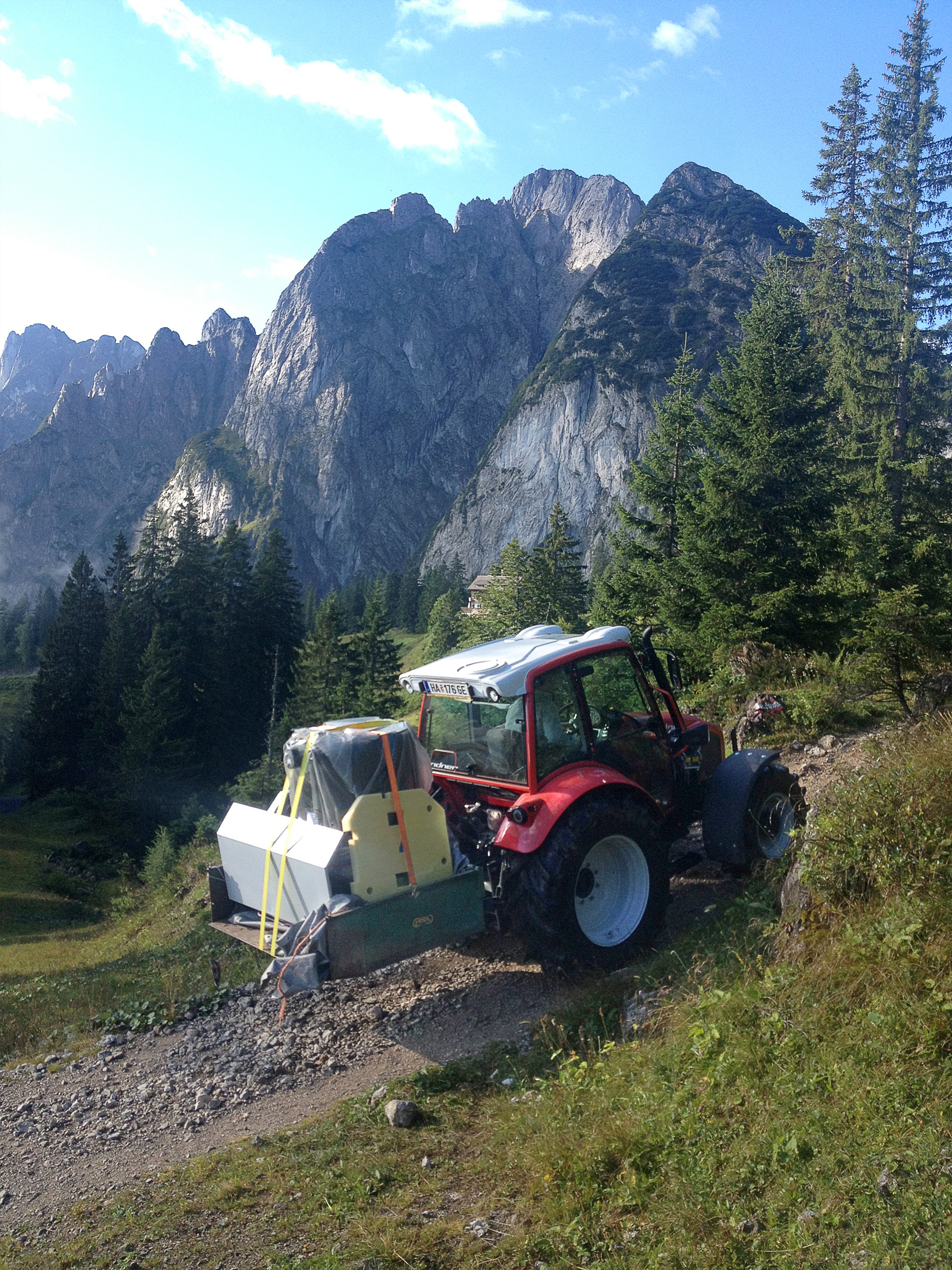 ÖkoFEN Pelletskessel mit Traktor auf die Alm