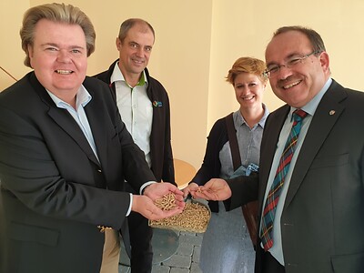 Klaus VoussemMdL, Heizungsbauer Hartmut Klein, <br>Heike Frinken, Aktions Holzpellets, <br>Dr. RalfNol-ten MdL (v.l.)Foto: Bentele