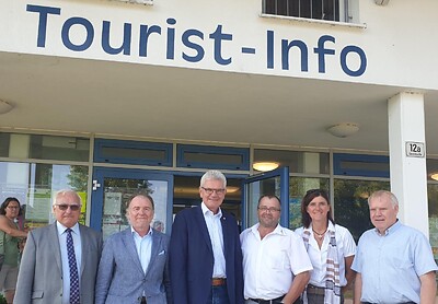 Nach dem Gespräch zur Energiepolitik in Langlau (v.l.): <br>Bürgermeister Willi Renner (Pfofeld), Martin Bentele (DEPV), <br>Artur Auernhammer MdB, Ernst Herrmann (Heizomat), <br>Beate Schmidt-Menig (Ökofen) und Johan Keil (Haag&Ortner).