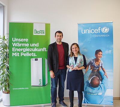 ÖkoFEN-Geschäftsführer Stefan Ortner und UNICEF-Vertreterin Dr. Anna Gudra freuen sich über die zukünftige Zusammenarbeit (© ÖkoFEN)