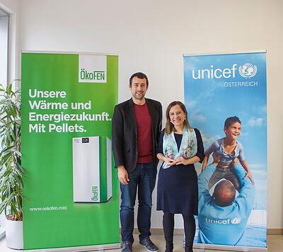 ÖkoFEN-Geschäftsführer Stefan Ortner und UNICEF-Vertreterin Dr. Anna Gudra freuen sich über die zukünftige Zusammenarbeit (© ÖkoFEN)