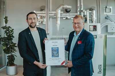 Werner Beutelmayer (r.) Vorstand des Market Instituts übergibt <br/> ÖkoFEN Geschäftsführer Stefan Ortner (l.) die Auszeichnung