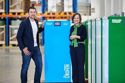 ÖkoFEN Managing Director Stefan Ortner and UNICEF Austria representative<br>Dr. Anna Gudra with the 100,000th pellet heating system in the UNICEF special design.