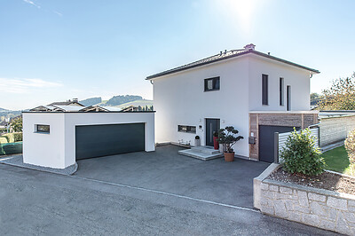 Dieses moderne Einfamilienhaus wird mit 100% erneubarer Wärme und Strom aus Pellets und Solar versorgt.