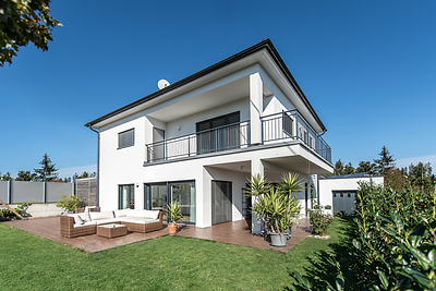 Dieses moderne Einfamilienhaus wird mit 100% erneubarer Wärme und Strom aus Pellets und Solar versorgt.